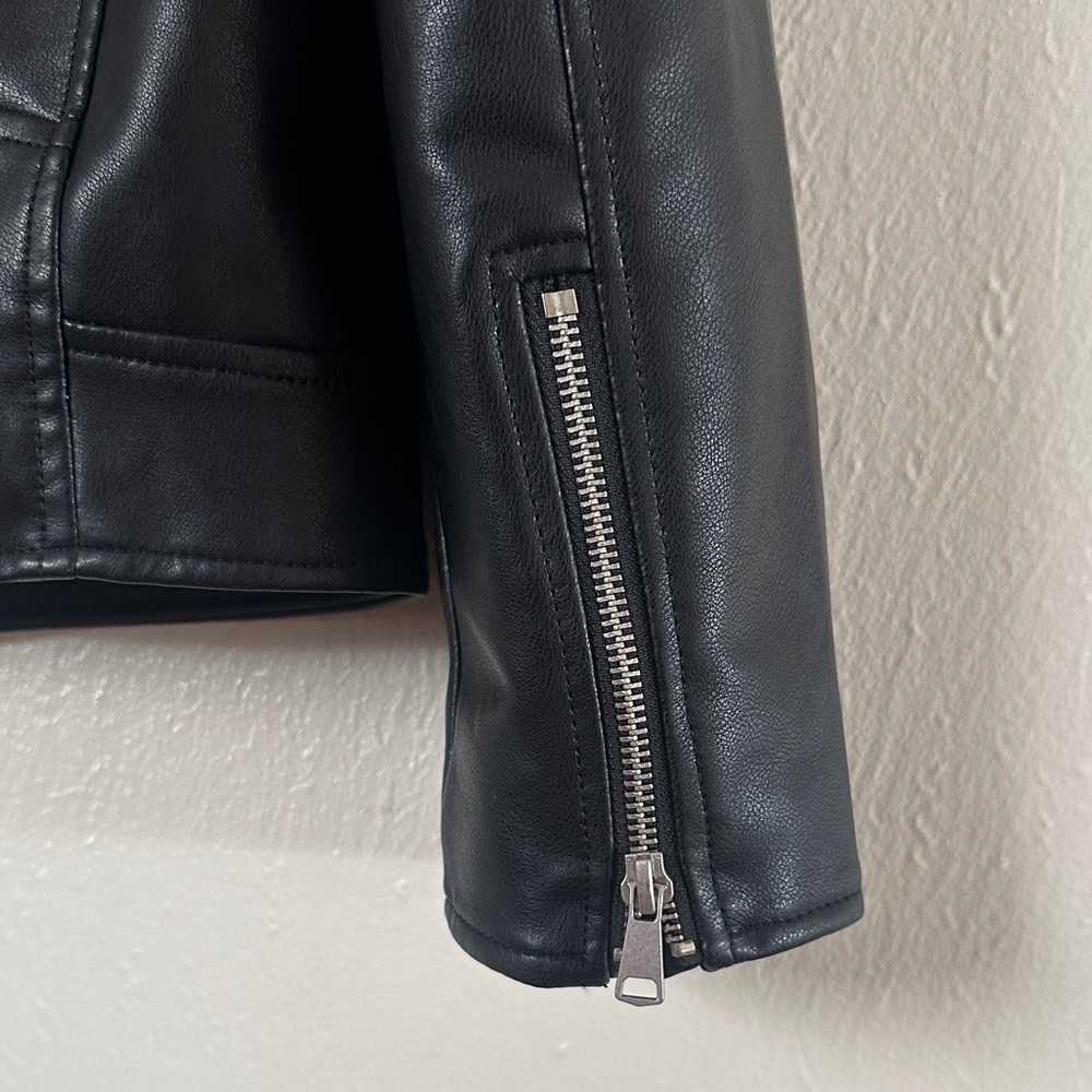 GAP Women's Classic Black faux Leather Jacket - Picture 8 of 14